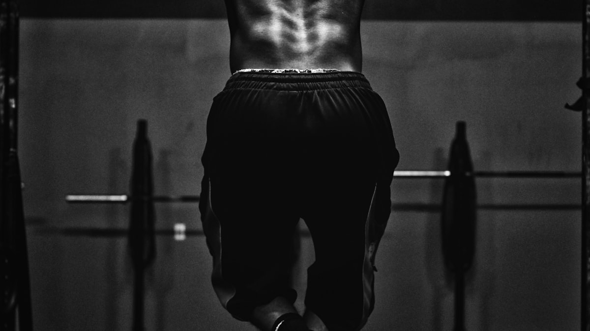 Une bande elastique ou le poids de son propre corps suffisent souvent pour renforcer ses muscles a la maison.
