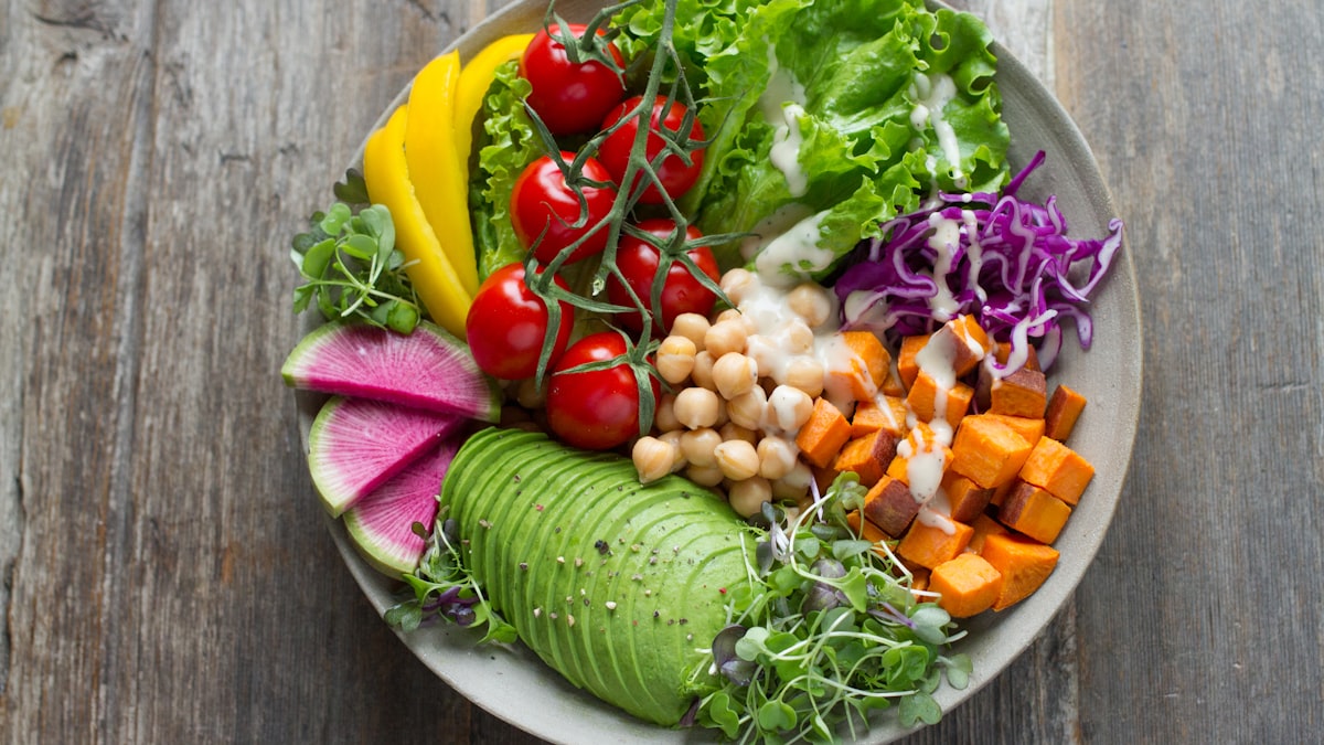 Wer gut vernetzt ist, beschreibt die eigene Ernährung laut Studie häufiger als gesund. Frische, pflanzenbetonte Mahlzeiten gelten als Baustein wirksamer Prävention.