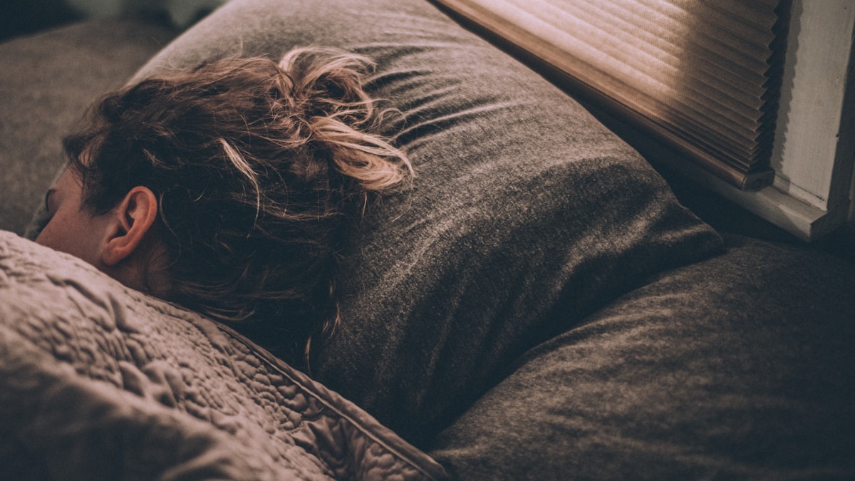 Une chambre fraîche, sombre et silencieuse reste l’un des meilleurs alliés d’un sommeil réparateur.